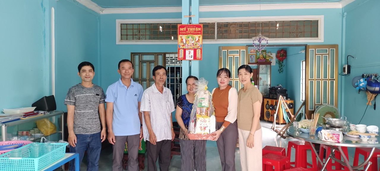 Ban chấp hành Công đoàn trường THCS Thuận Hưng thăm và chúc tết công đoàn viên